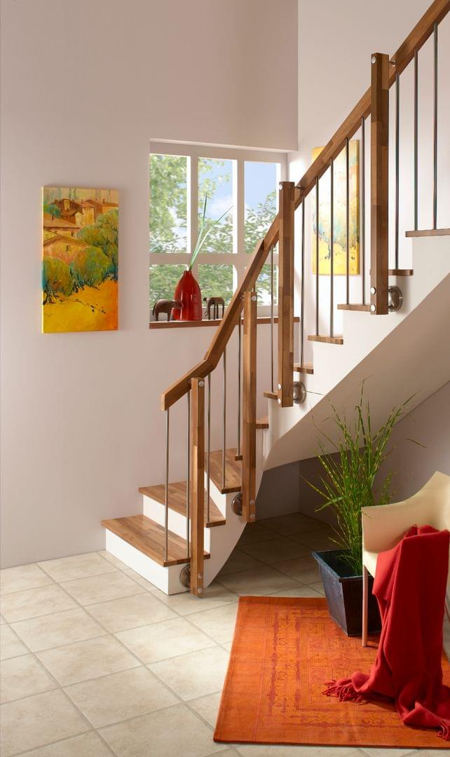 Halbgewendelte Betontreppee mit Massivholzstufen Holz und Edelstahl Geländer mit Holzhandlauf