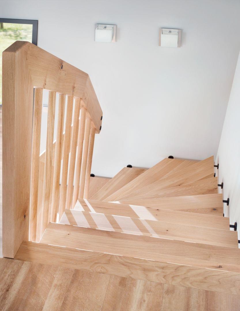 Holztreppe Flow Systemtreppe viertelgewendelt mit Holzgeländer geölte Eichentreppe