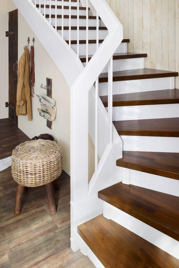 Nutzraumtreppe viertelgewendelte Systemtreppe, Holz Treppengeländer weiß lackiert