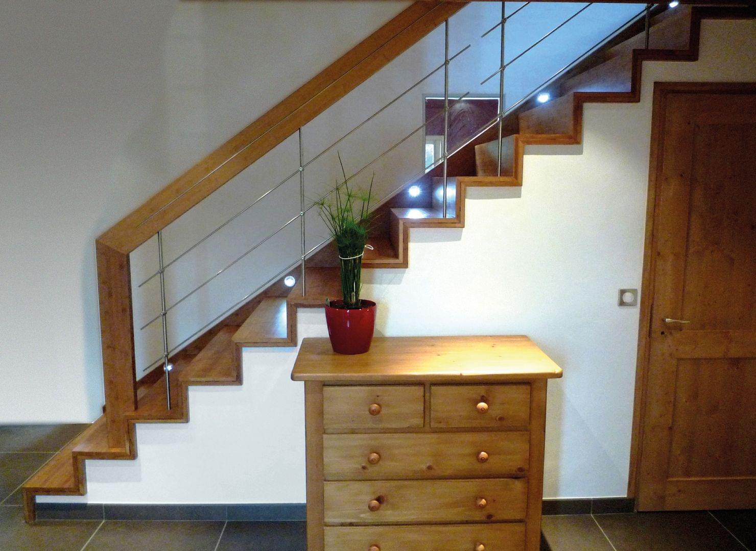 Nutzraumtreppe mit Relinggeländer mit Tür unter der Treppe