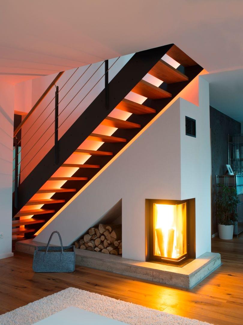 Holztreppe Loft Schmalwangentreppe mit Relingeländer und Treppenbeleuchtung